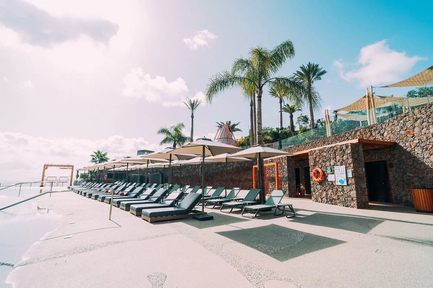 R2 Lagoon Beach Club