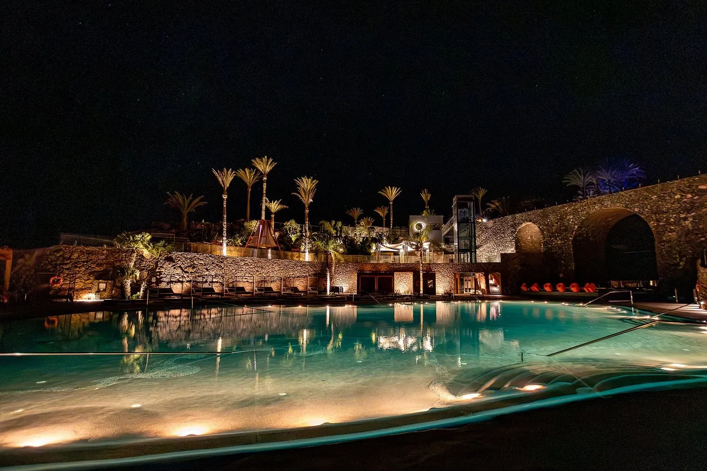 R2 Lagoon Beach Club
