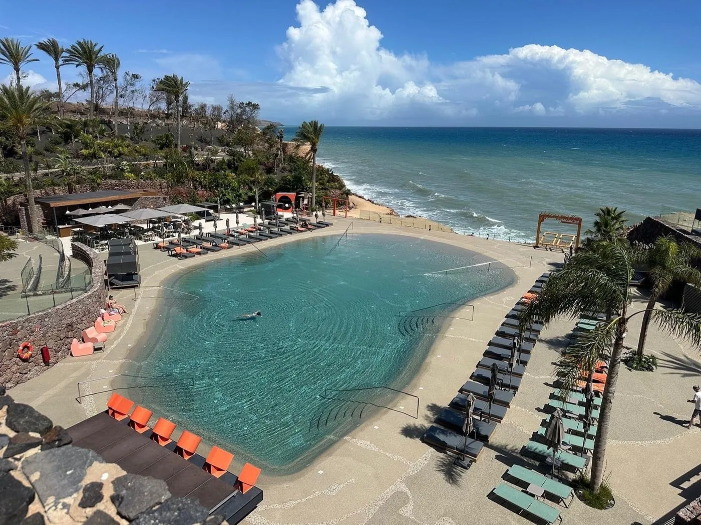 R2 Lagoon Beach Club